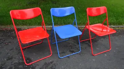 Trois Chaises Pliantes ( 2 rouge / 1 bleu ) de marque IKEA / état bien / 15$ / Sylvain, Secteur les...