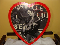 Boîte en cartoon, de Elvis Presley, en forme de coeur