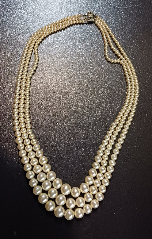 Collier à trois rangées de perles de verre graduées fini dans Art et objets de collection  à Laval/Rive Nord