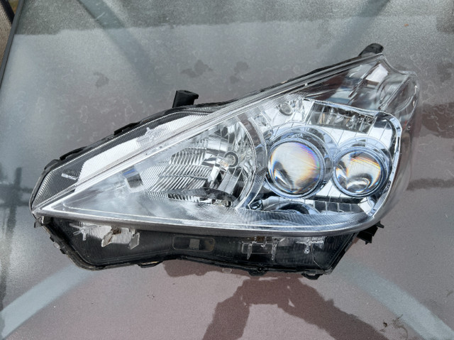 Toyota Prius V 2012-14 LH headlight dans Pièces de carrosserie  à Sherbrooke