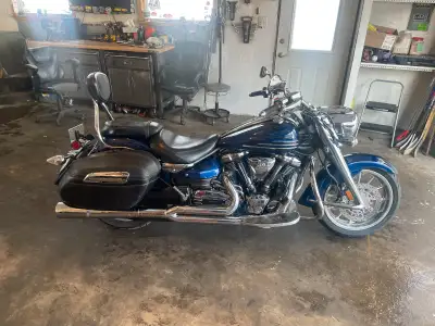 2010 Yamaha Roadliner S touring cruiser runs great retro styling Lots of chrome V twin 1900 cc engin...