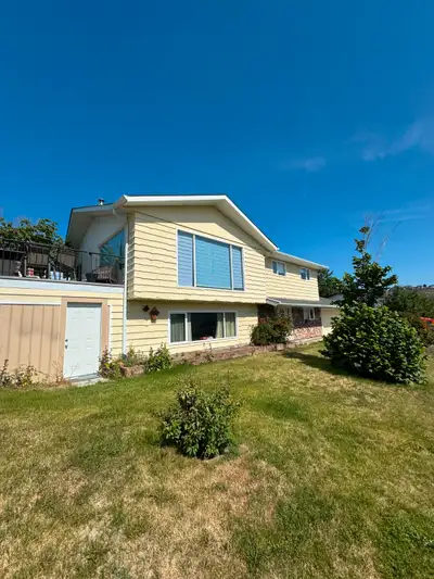 Spacious 2-Bedroom, 1-Bathroom Ground-Level Suite in Batchelor