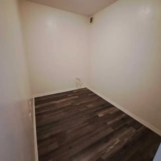 2 Bed   Den (2 Full Wash & 1 UG Parking)