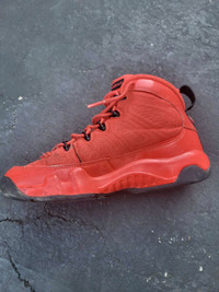 Air jordan  9 retro red chilly size 4Y.