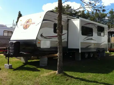 Roulotte 2015 de 29 pieds en excellent état. 2 bunkbed doubles. Saisonnier au Camping La Baie de Sol...