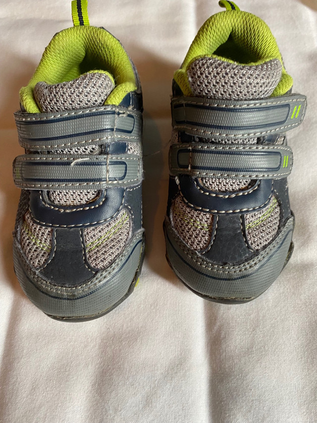Size 5 baby sneakers dans Autre  à Ville de Montréal