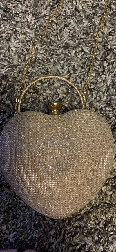 Add a touch of sparkle to your evening with these eye-catching clutch bags! Perfect for parties, wed...