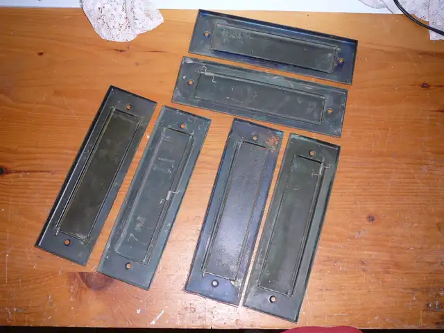 Passe-lettres vintage en métal / Vintage mail slot in Other in Granby - Image 4