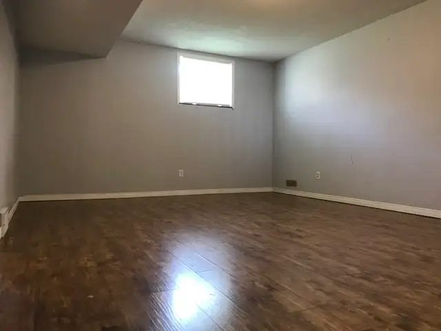 1 room Fanshawe student house on Thurman May 1, 2026 ALL INCLSV