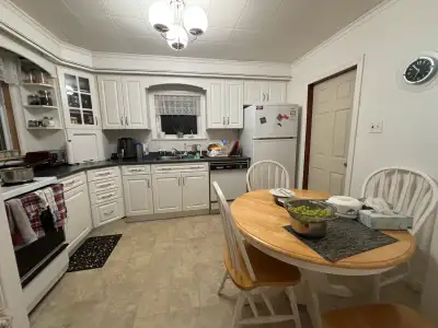 Single furnished room available for a girl near ashby area 435$ plus utilities. Reach out to arrange...