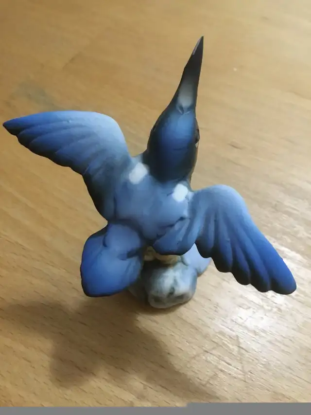 Authentic Capodimonte Sculpture of a blue bird - hand-decorated in Arts & Collectibles in Markham / York Region - Image 3