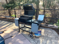 Barbecue Gas Weber with Side Burner, 500.00 Firm.