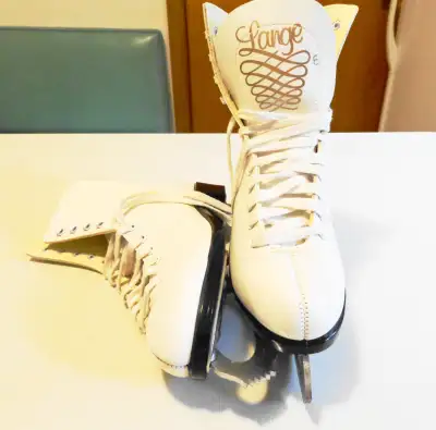 LIKE NEW !   LANGE LEATHER  ICE FIGURE SKATES SIZE 6  & GUARDS, View more