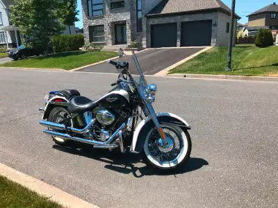Harley-Davidson FLSTN Softail Deluxe 2011, blanc et noir, 41 000km, en bon état, prête à rouler. Con...