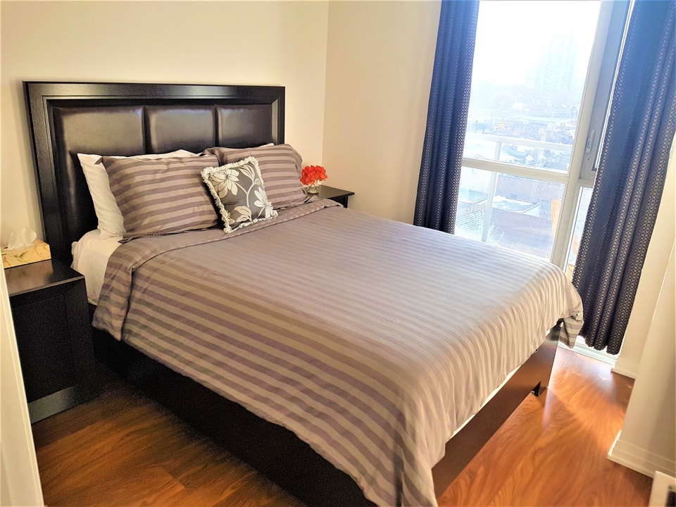 Furnished One Bedroom Suite w/ Walk-In Closet - Parliamen/Dundas 3