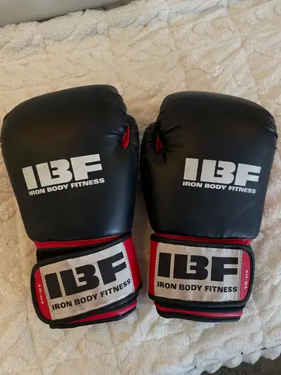 IBF Iron Body Fitness Training Series Boxing Gloves Gants de boxe NEUFS , n’ont jamais servi Foam, v...