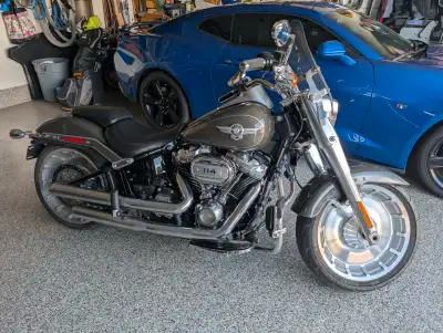 Very low mileage in pristine shape Harley Fat Boy 114. Numerous upgrades - Demountable windshield -...