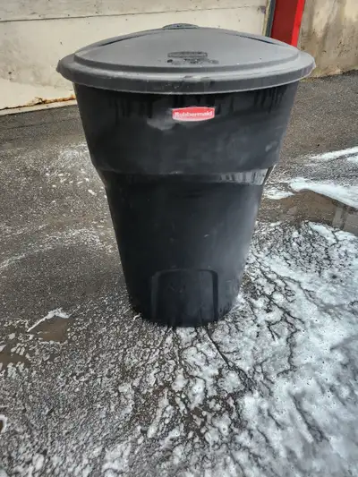Quantité restante: 3 Il reste:/ what is left: - 3 poubelles en état acceptable, sans poignée, sans c...