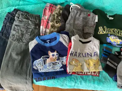 2 jeans 1 coton ouaté 4 t shirts 3 shorts  bas garçon  3 ans 20$, View more
