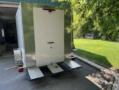 REMORQUE MAXIROULE FERMEE, ET DUMPEUR AVEC RAMPE, IDEAL POUR MOTO OU AUTRES.