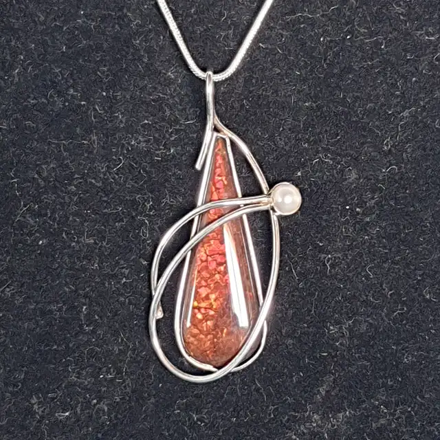 2’’ Elegant Vintage Sterling Silver Red Ammolite & Pearl Pendant in Jewellery & Watches in Calgary - Image 3