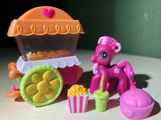 Popcorn Cart with Cheerilee (Ponyville)62863732205569122