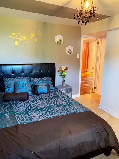 Furnished , 3 1/2 huge kitchen salon, free parking WIFI La version Français suit Contact：Sunny 514-9...