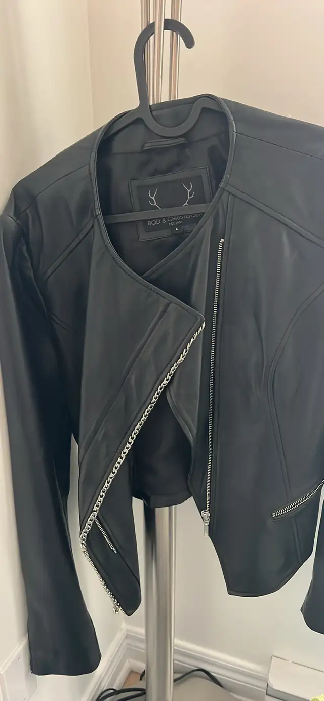 veste cuir / leather  veritable  in Women's - Tops & Outerwear in City of Montréal - Image 2
