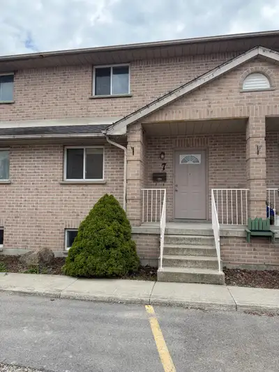 This Unit is located in Blenheim, it’s in a nice and quiet area , close to all amenities. 3 bedroom,...