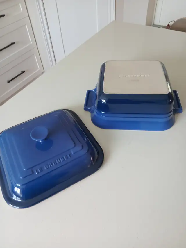 Le Creuset 3 Qt Cobalt Blue Stoneware Square Casserole Baking in Kitchen & Dining Wares in Calgary - Image 5