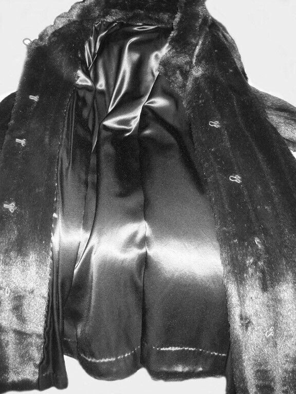 Manteau d'hiver en fourrure synthétique, noir dans Femmes - Hauts et vêtements d'extérieur  à Granby - Image 2