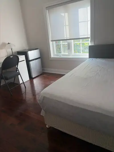 5- minutes walk to UTM. A single bedroom in a detached house is available now. Bedroom with private...