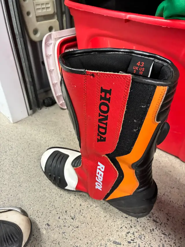 Repsol two piece Leather suit & boots in Sport Bikes in Sudbury - Image 3