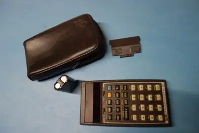 VINTAGE HP-33E SCIENTIFIC PROGRAMMABLE CALCULATOR WITH CASING IN EXCELLENT CONDITION COMES WITH POWE...