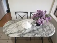 Table bistro en marbre avec pied en fonte.