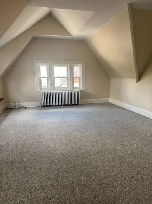 Spacious 1 bedrm in secure, turn of the century building at Queens/waterloo. Mature, professional ap...