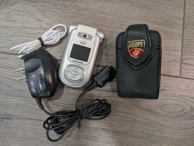 VGUC - Vintage Retro Classic Bell Samsung Flip Phone in Cell Phones in Oshawa / Durham Region - Image 2