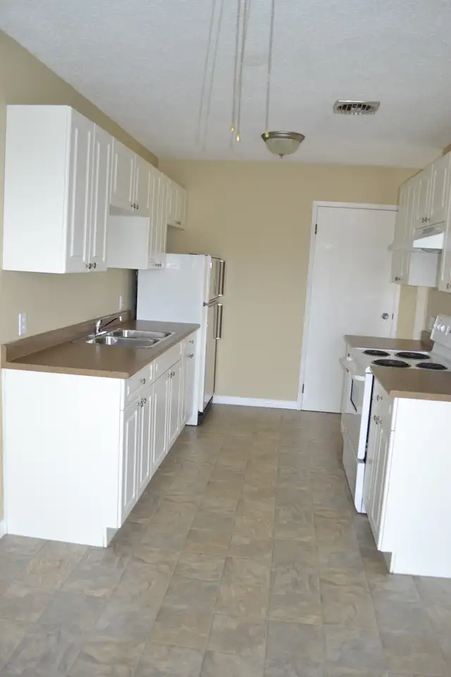 4 plex, 2 bdrm 1 bath available in Redcliff September 15th
