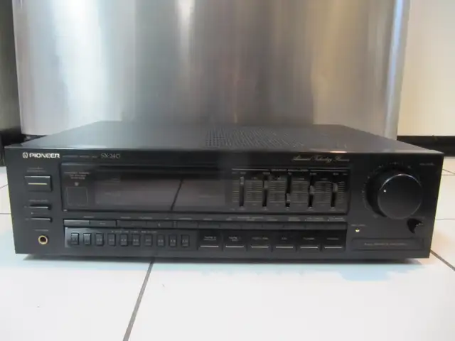 Pioneer Model SX-240 Stereo Receiver Fully Tested XCond Cir1990 in Arts & Collectibles in Mississauga / Peel Region - Image 2