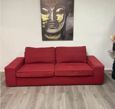 canapé rouge 3 places IKEA Kivik, idéal pour apporter une touche d'élégance et de raffinement à votr...