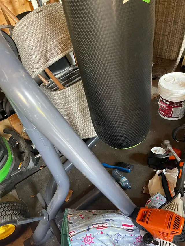 punching bag with stand in Exercise Equipment in Kitchener / Waterloo - Image 3