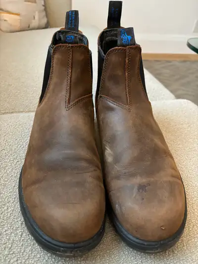 Blundstone boots. Brown. Size 9 on the bottom of the boot. I wear a 44 — and these fit me great.