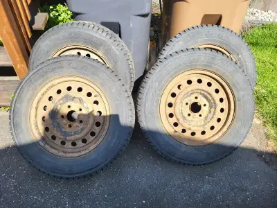 Pneus d'hiver Dunlop Grandtrek SJ6 avec rims en bon état Allait sur un mitsubishi RVR 2013 215/70 R1...