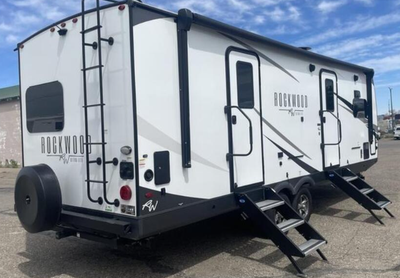 This travel trailer has everything you need and is still under 30'! This unit offers a walk around 6...