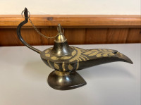 Vintage Beautiful Brass Aladdin style Lamp. Great condition.