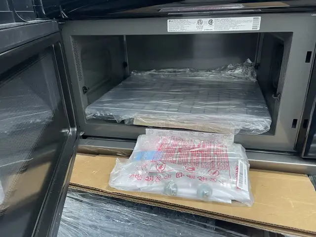 LG 2.2 Cu. Ft. Microwave in Other in City of Toronto - Image 5