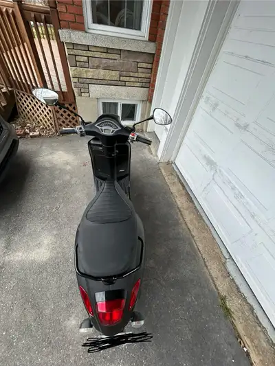 Vespa Sprint 50 Notte Le pneu arrière, la batterie et le changement d’huile à été fait l’année passé...