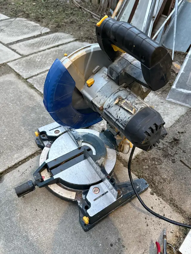 Mitre Saw 10” used working condition pickup only @ Glynn rd ajax in Power Tools in Oshawa / Durham Region - Image 5