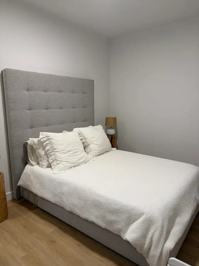 Base de lit Jaymar Grandeur Queen avec tiroirs latérales in Beds & Mattresses in City of Montréal - Image 6