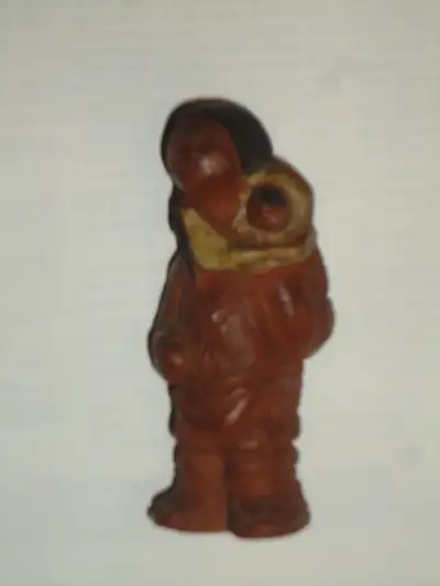 Sculpture inuit (eskimo) en céramique, femme avec enfant. Signée, View more